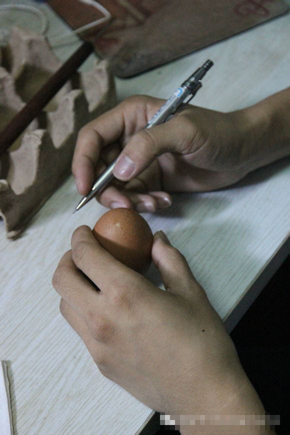 蛋雕制作过程  基本步骤: 选蛋—钻洞—清洗—定标线—雕刻—再次清洗